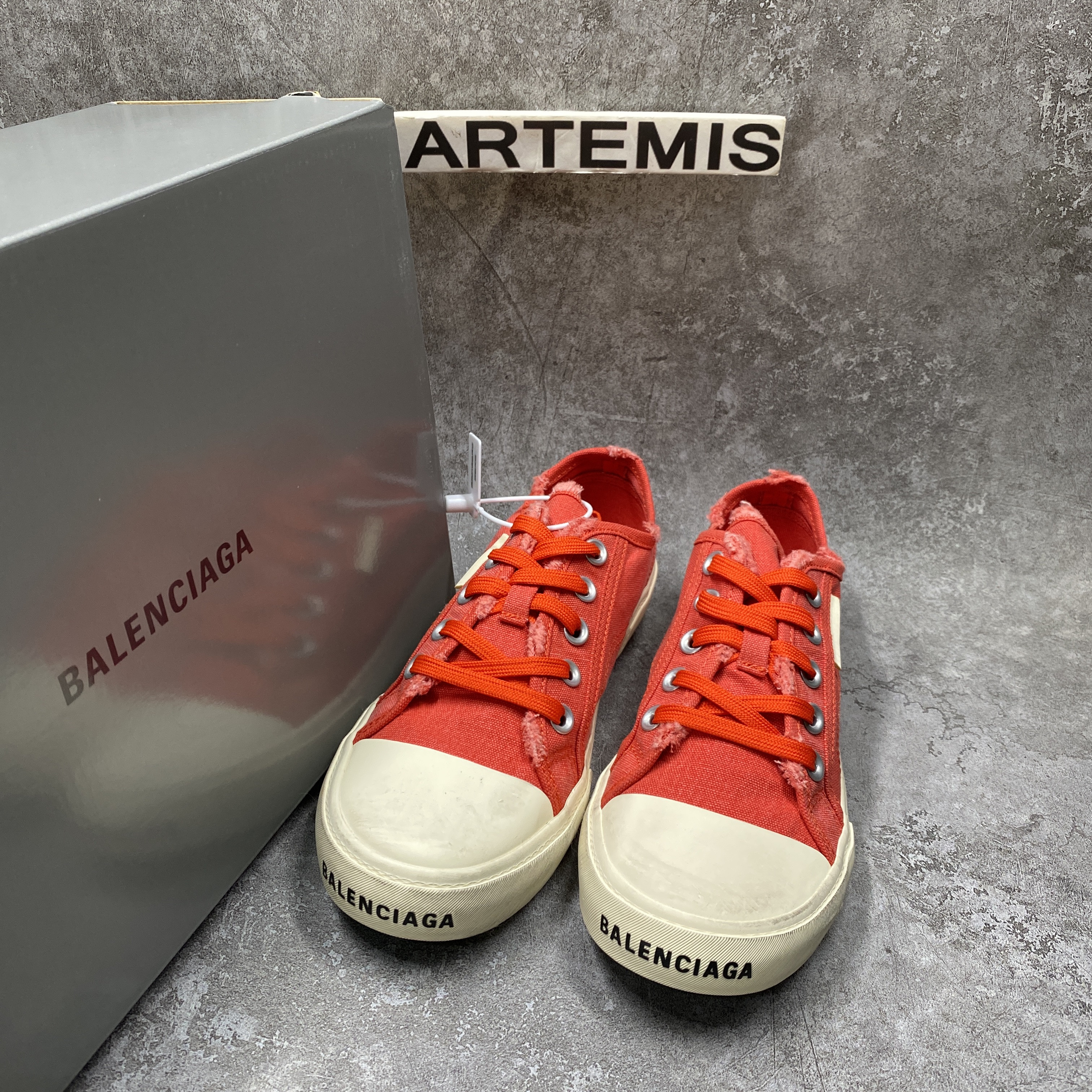 PARIS LOW TOP SNEAKER IN RED