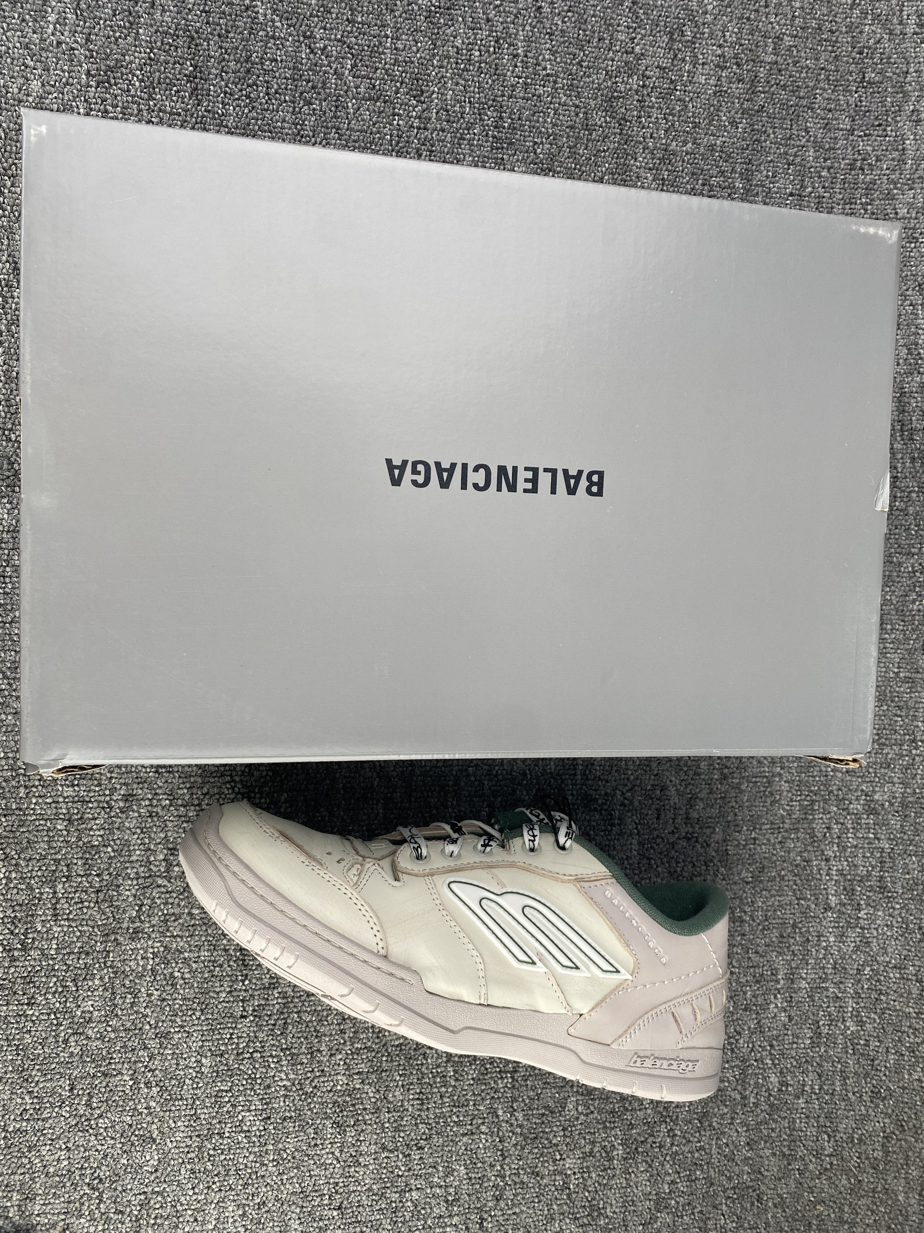 ua Ba*len*cia*ga hamptons worn-out sneaker (run one size large)