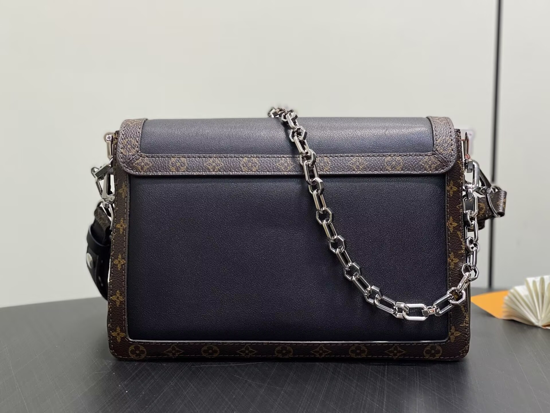 LV Dauphine Soft MM M13450 24 x 17 x 9 cm