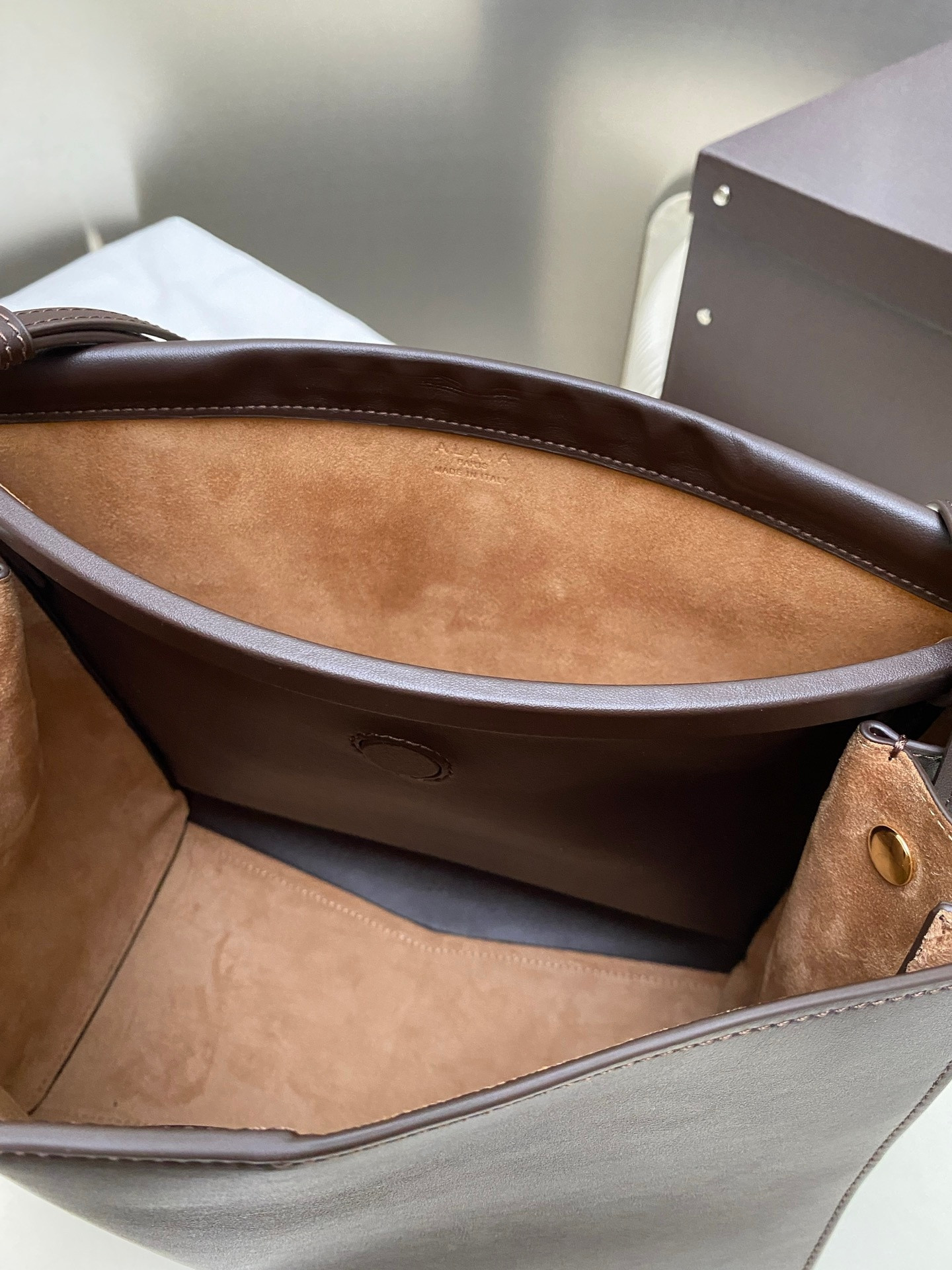 ALAÏA LE CLICK SQUARE BAG IN NUBUCK 26x14x24cm