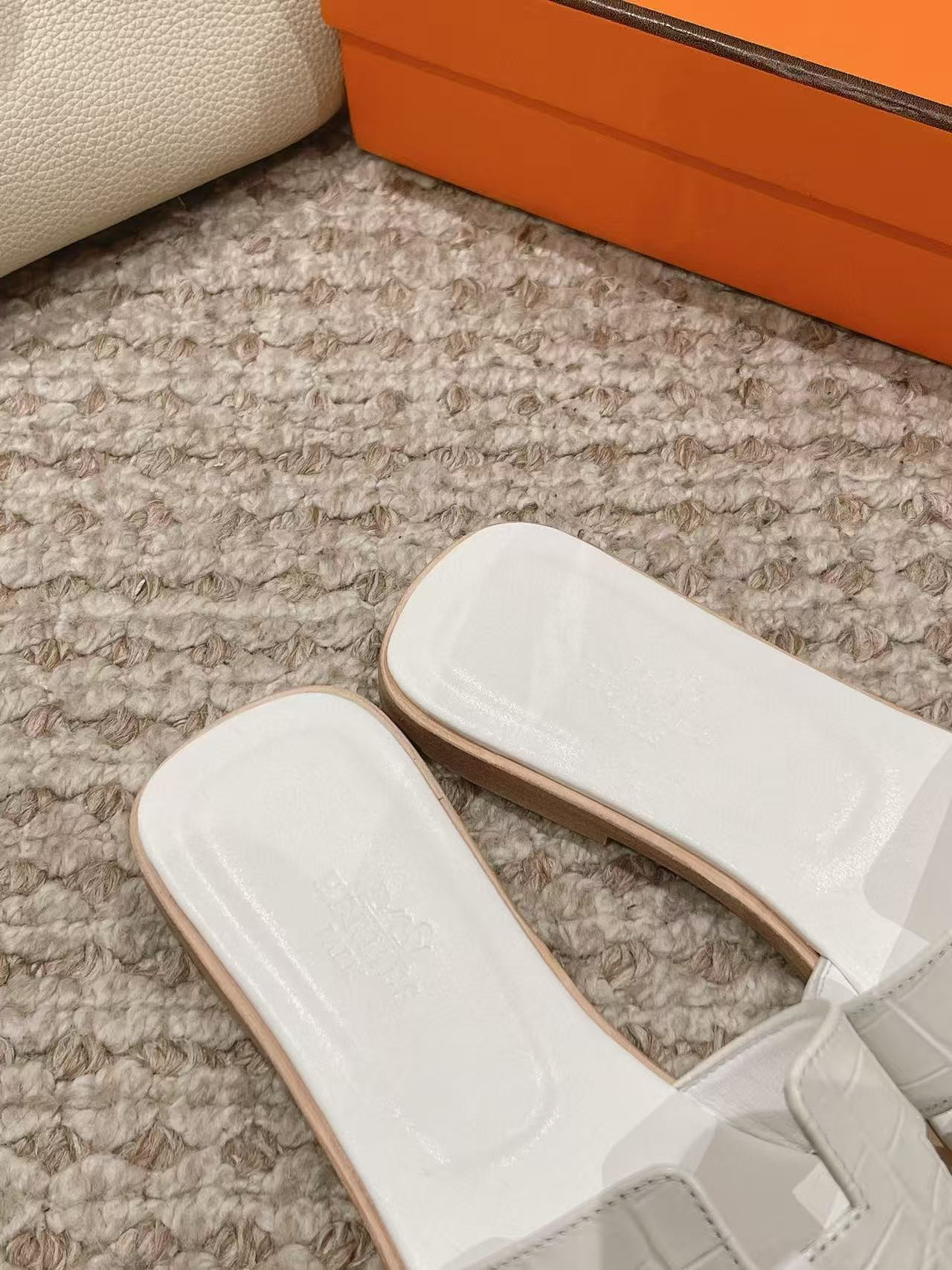 UA Hermès Oran sandal