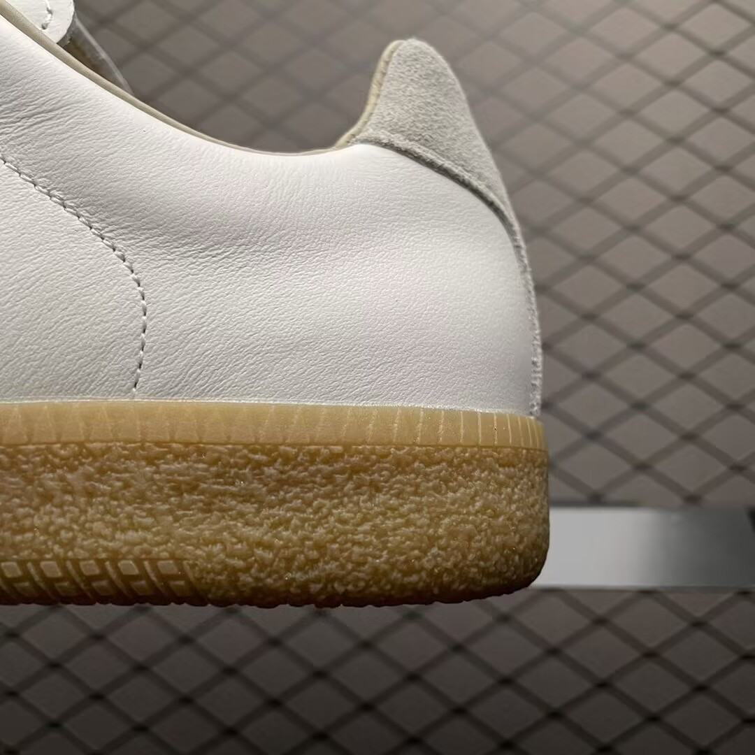 ua ma*s*n Ma*i*la replica sneakers white grey