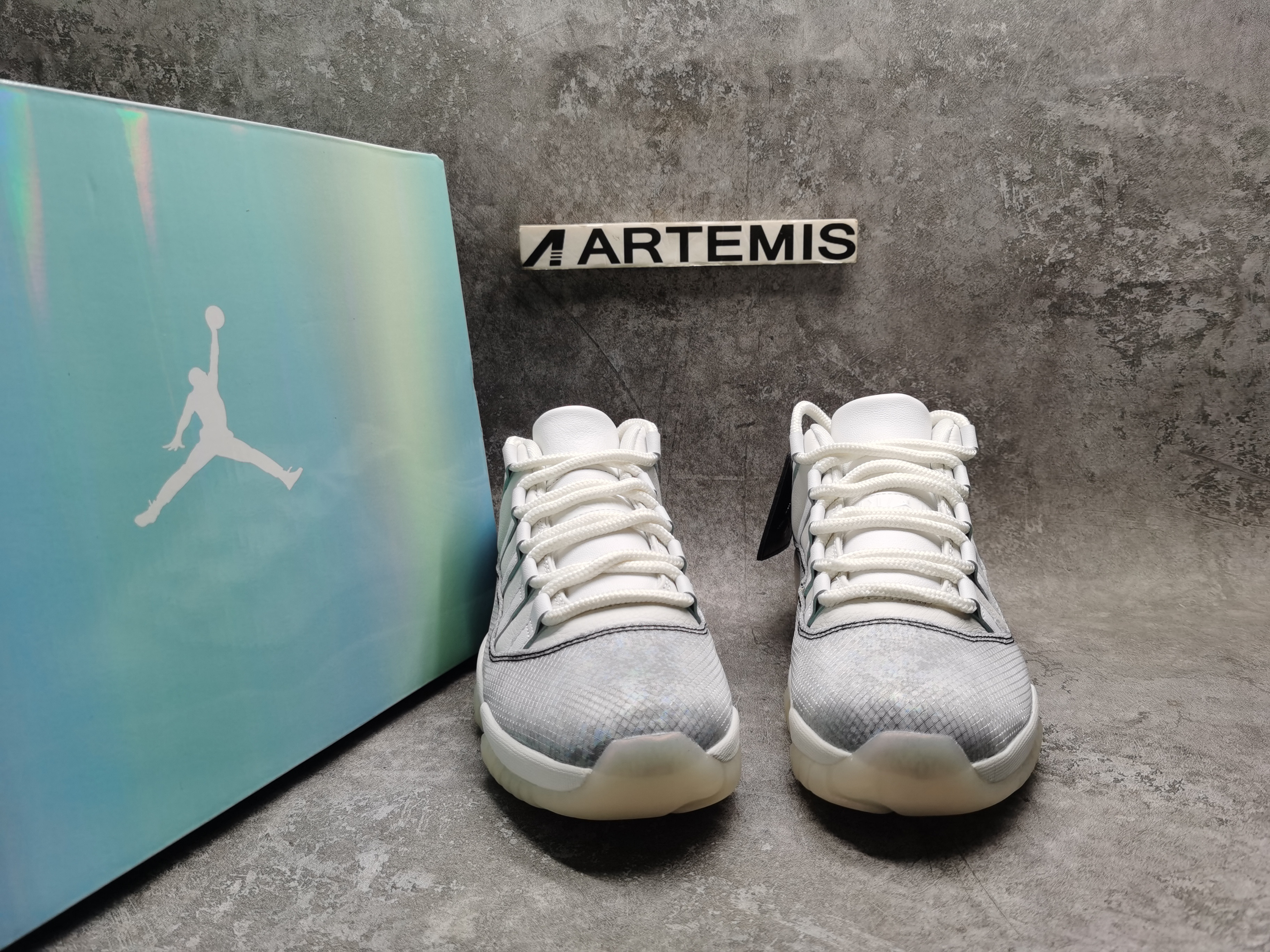 UA AIR JORDAN 11 RETRO LOW