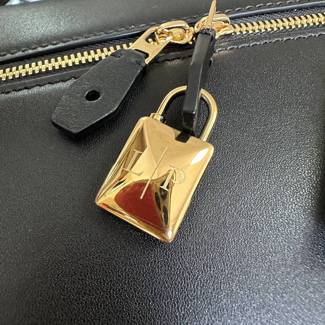 L**o p*ana extra pocket l27 ostrich leather 16 x 27 x 10 cm