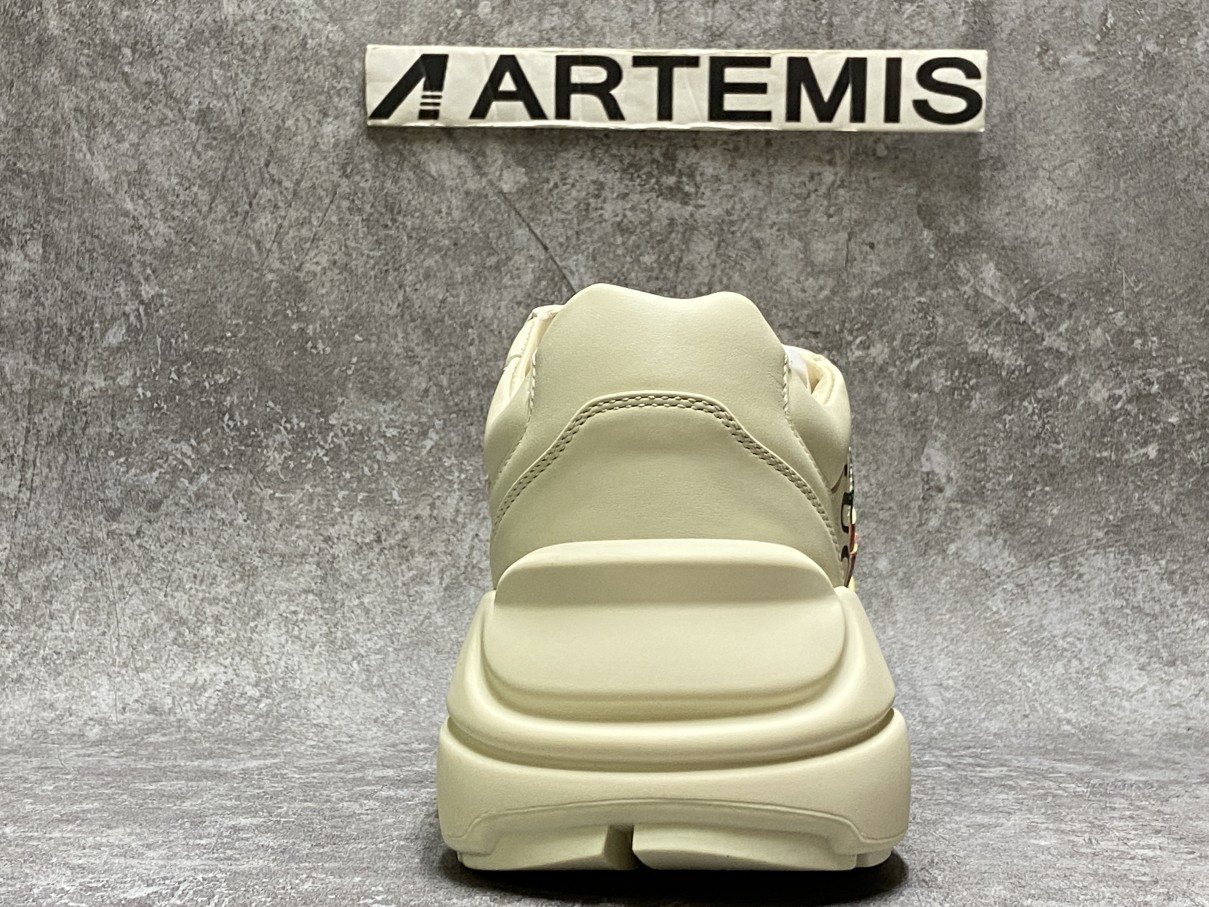 G*u*i rhyton logo ivory