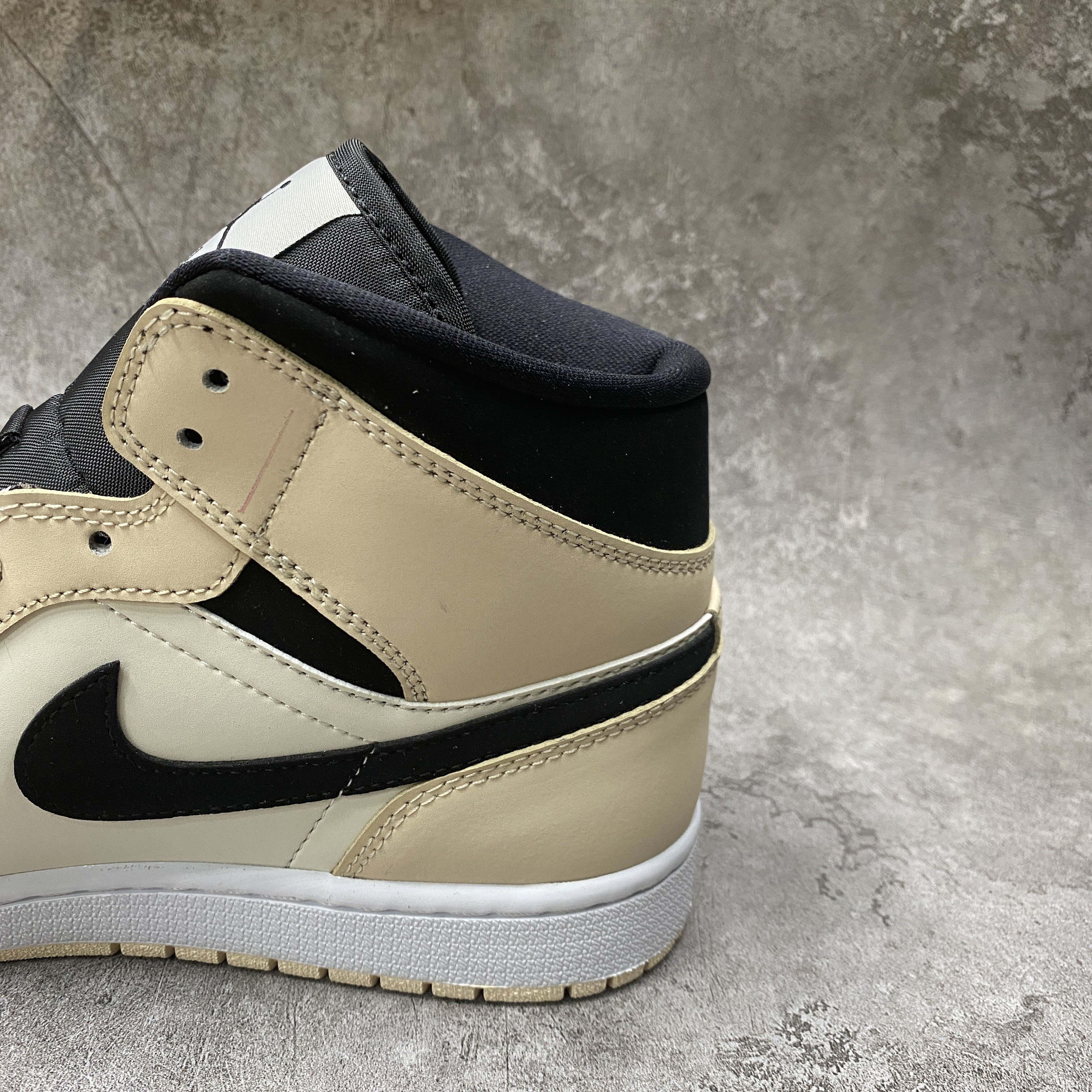 Air Jordan 1 Mid Barely Orange Light Viole