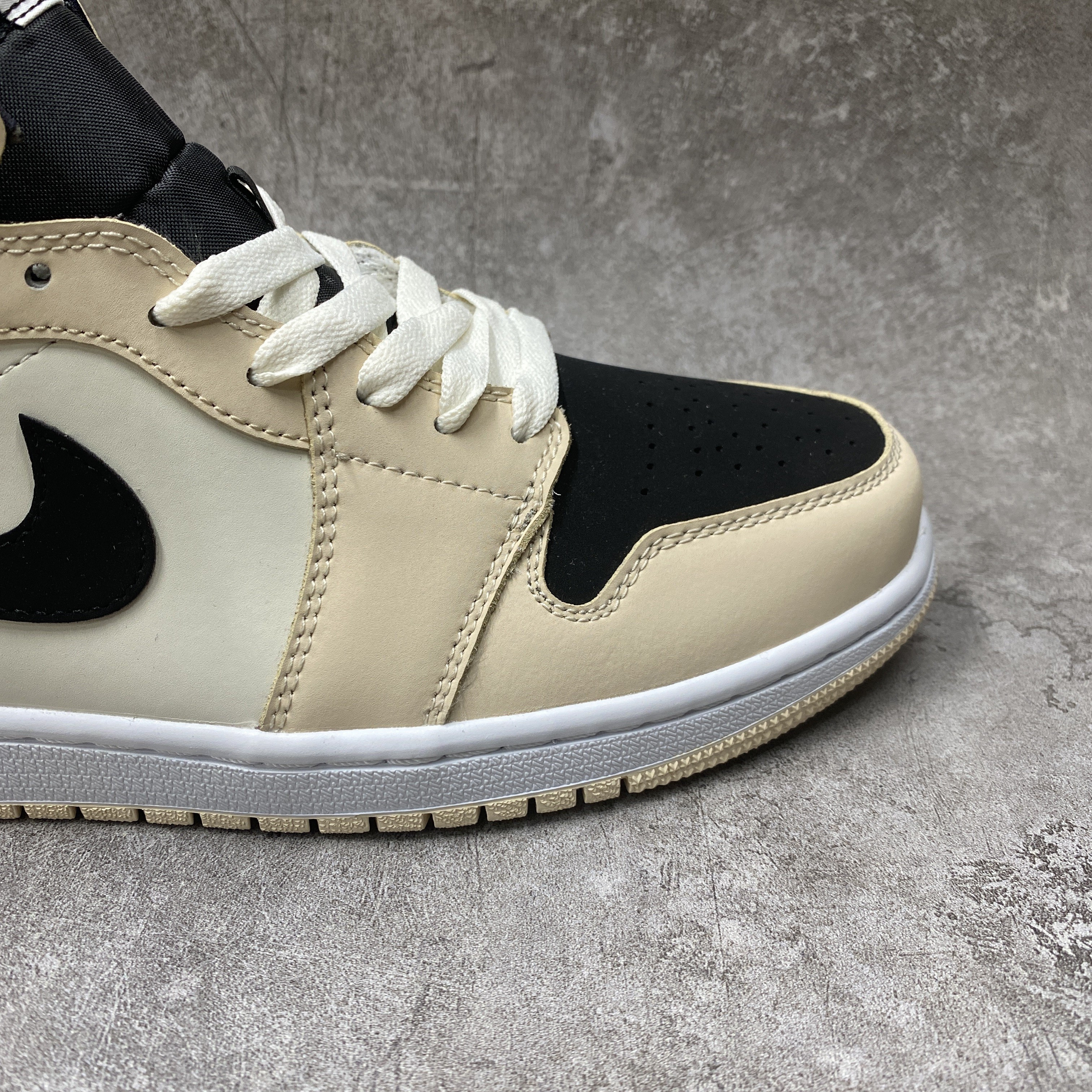 Air Jordan 1 Mid Barely Orange Light Viole