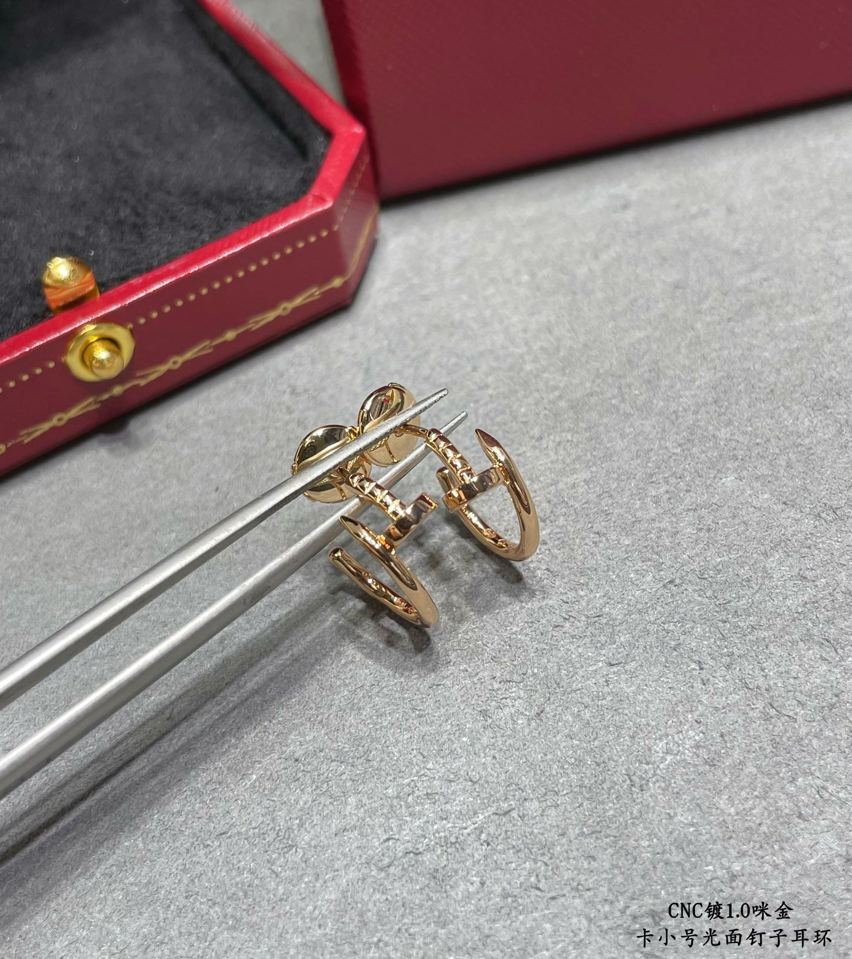 Ca*t*er small polished stud earrings