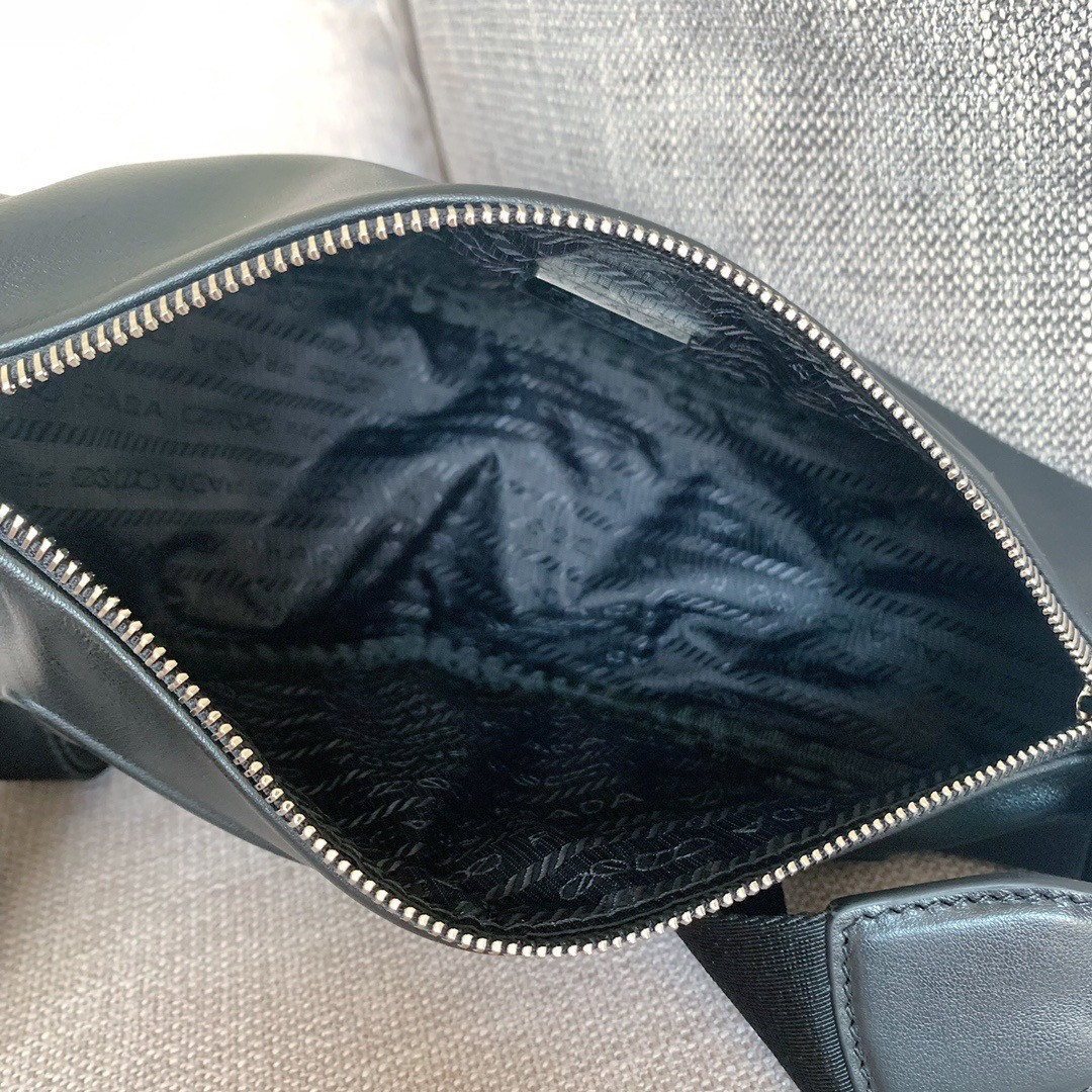 Pra*a triangle bag in black