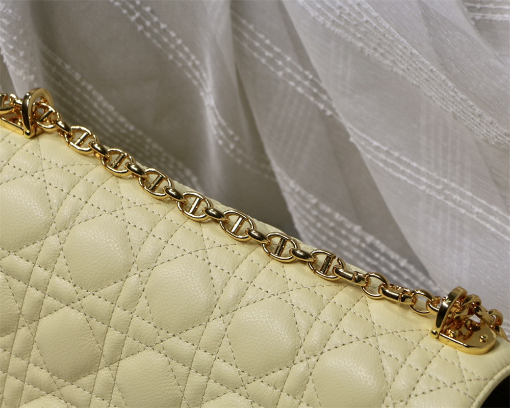 large d*or caro bag light yellow S*pple cannage calfskin 29 x 18 x 10 cm