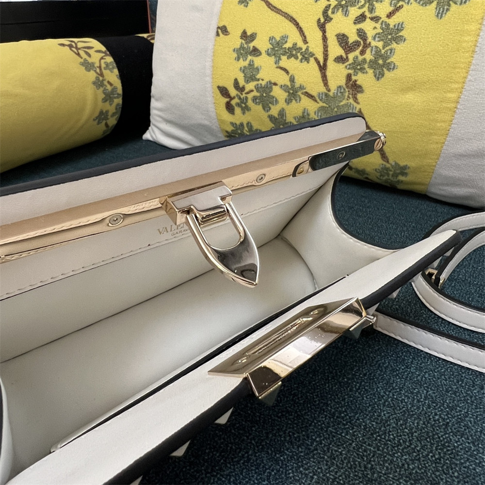 VALENTINO GARAVANI ROCKSTUD23 SMALL SMOOTH CALFSKIN SHOULDER BAG IVORY