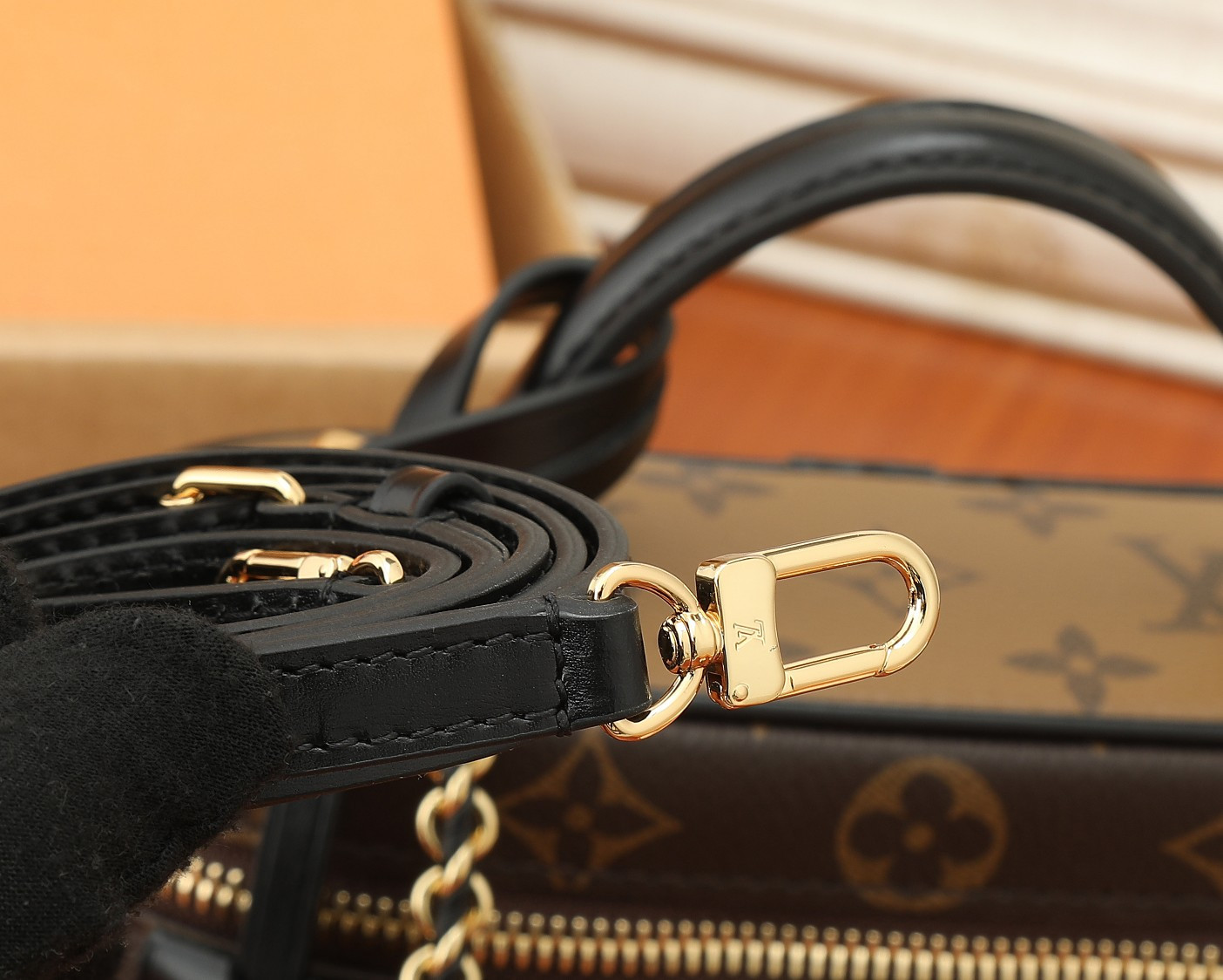 LV M47125 Vanity Chain Pouch 19 x 11.5 x 6.5 cm