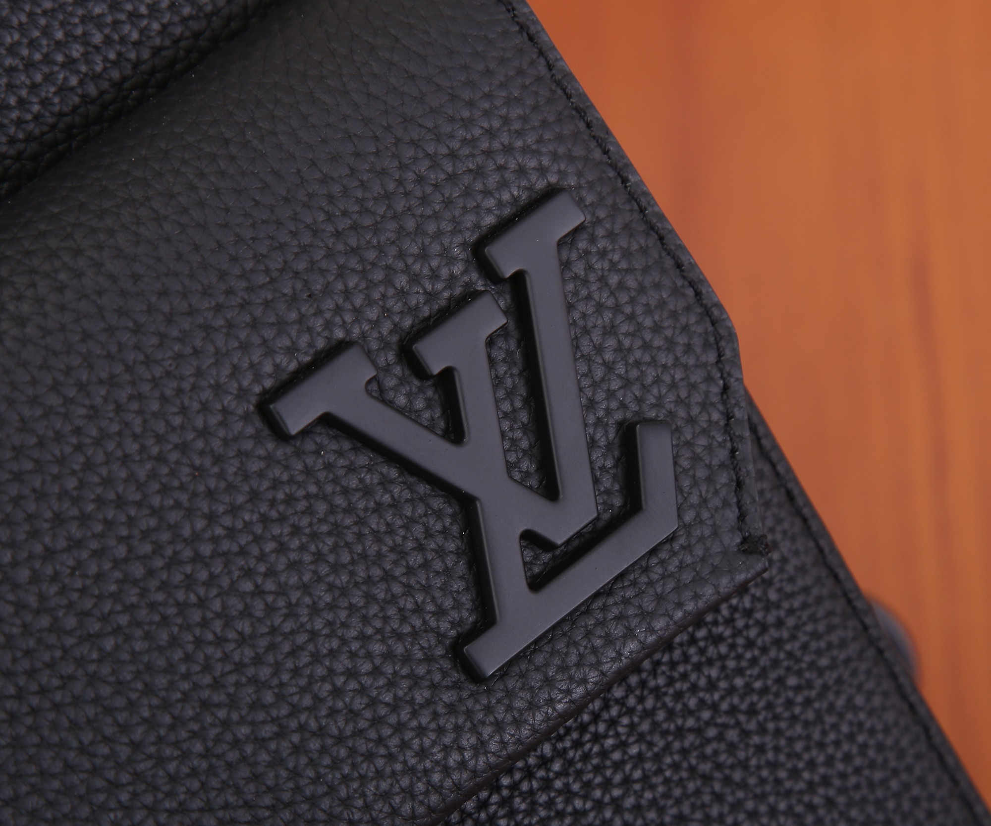 LV M23736 Pilot Slingbag 20 x 30 x 4 cm