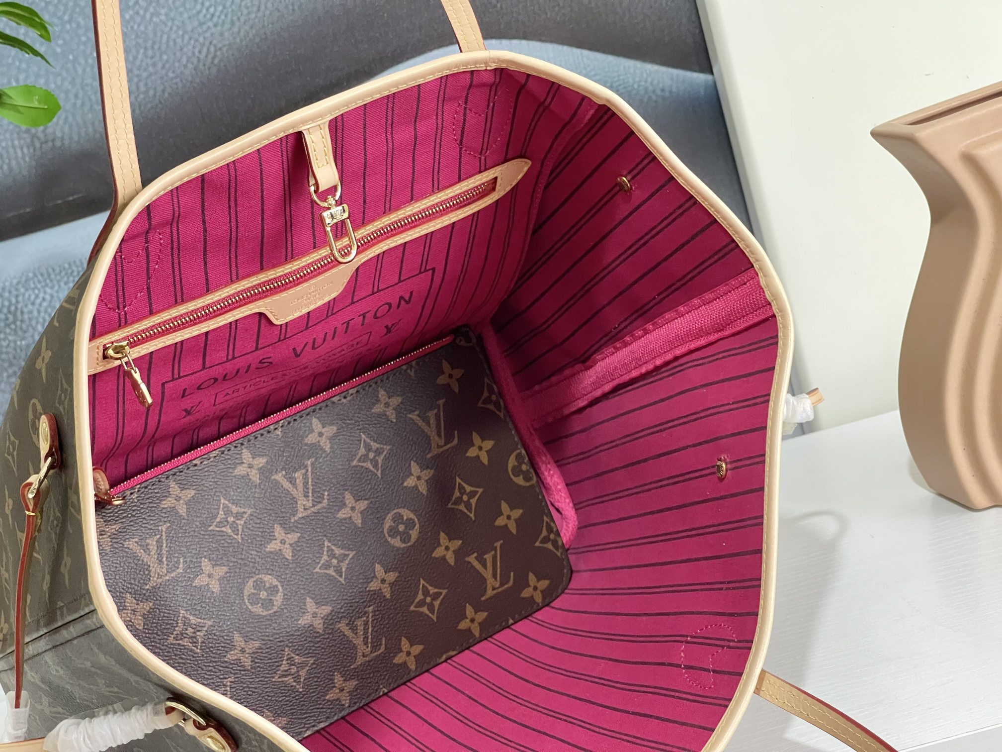 l0*is V*t0n m41178  neverfull mm 12.6 x 11.4 x 6.7 inches without box