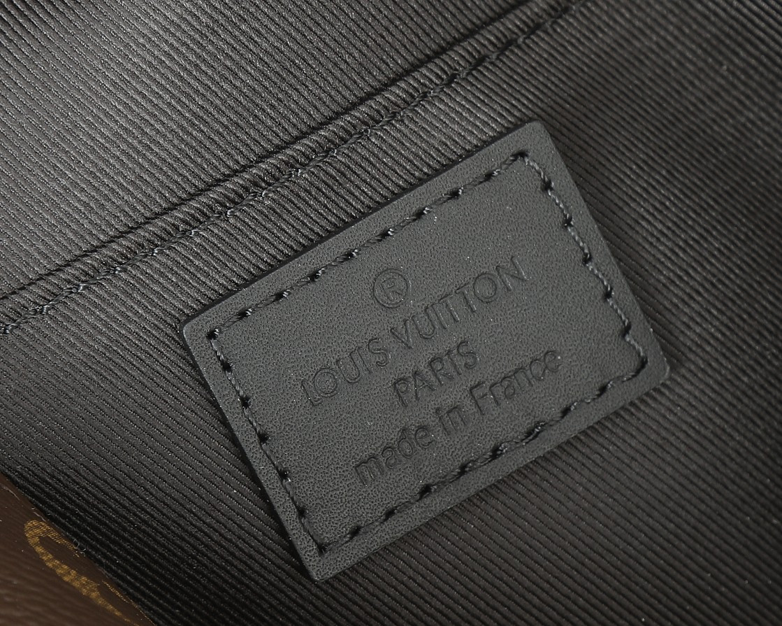 LV Montsouris Messenger PM M47060 7.9 x 6.7 x 2.8 inches