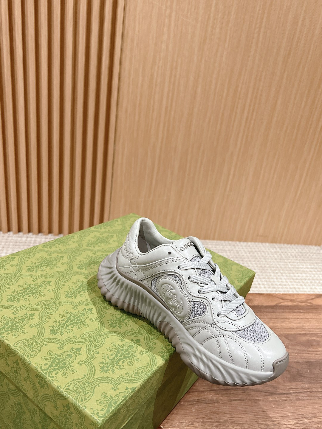 ua G*u*i ripple sneaker