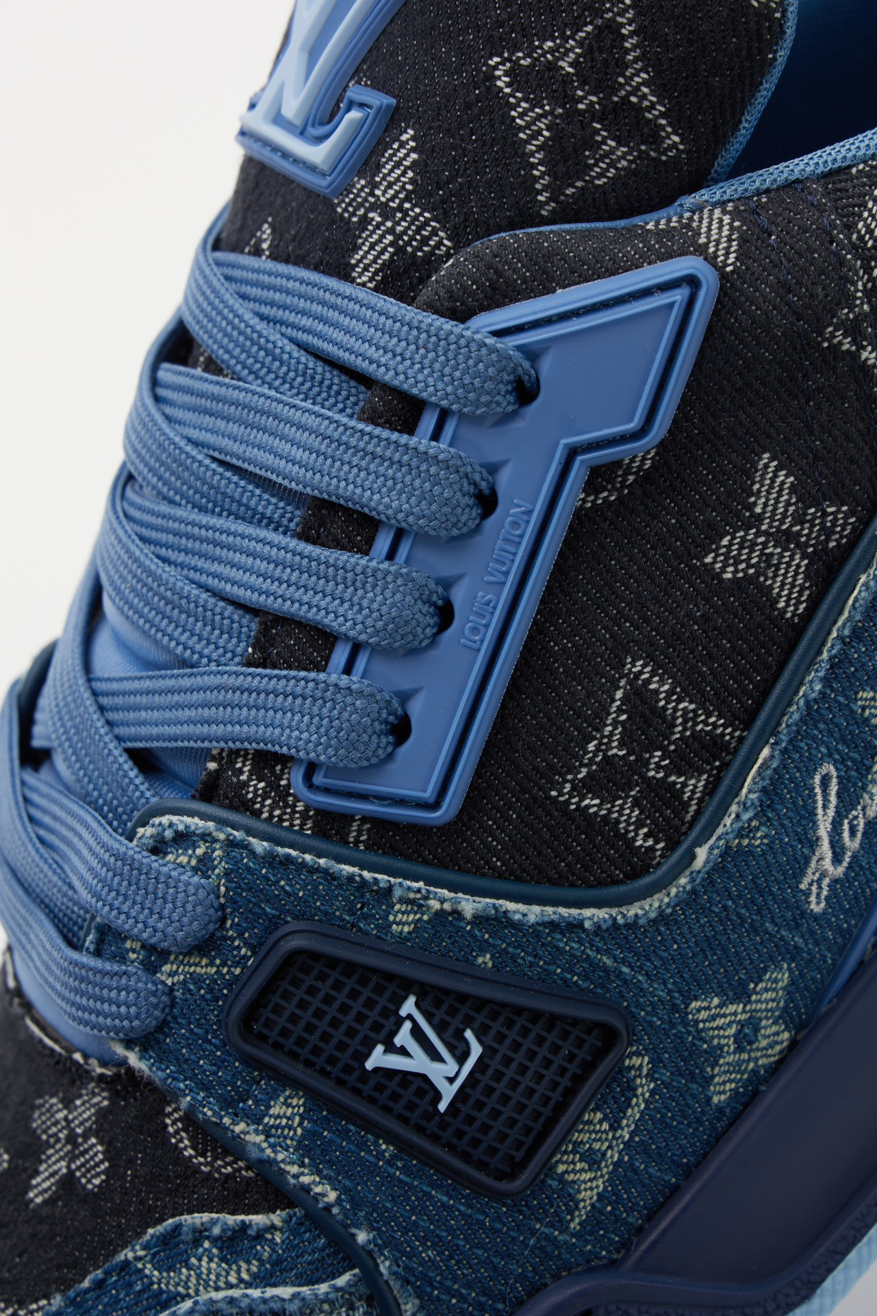 UA LV Trainer Sneaker