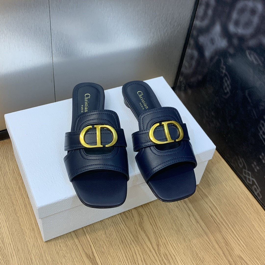 ua D*or 30 montaigne slide