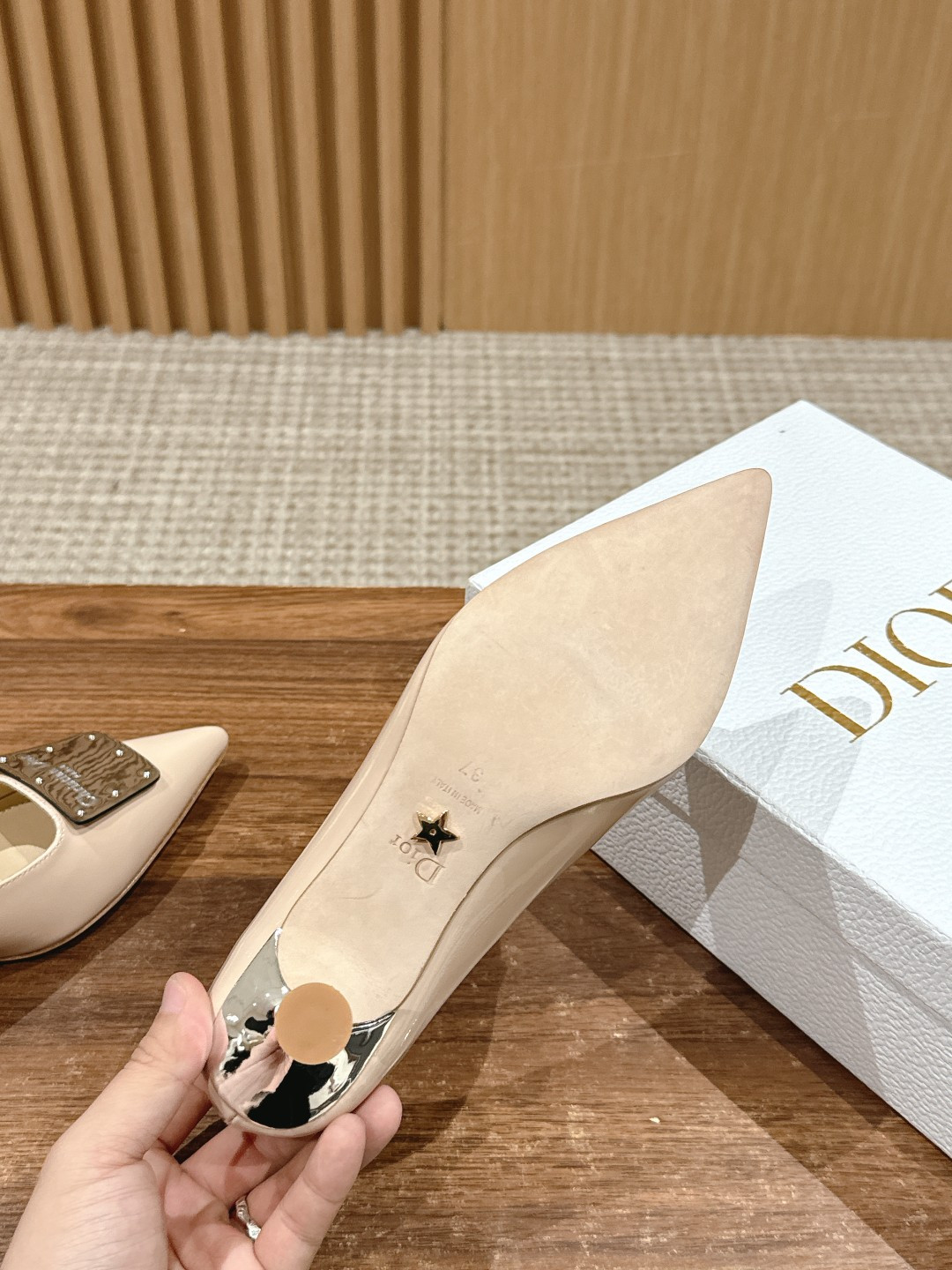 ua ch**an D*or la parusienne pump