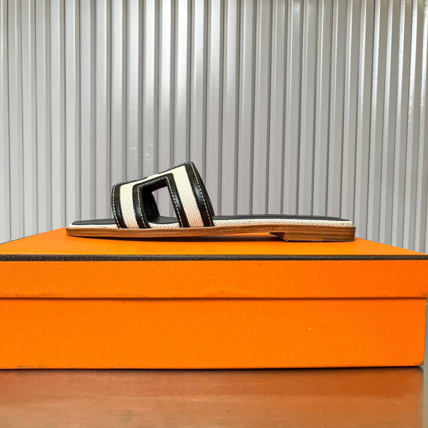 UA Hermès Oran sandal