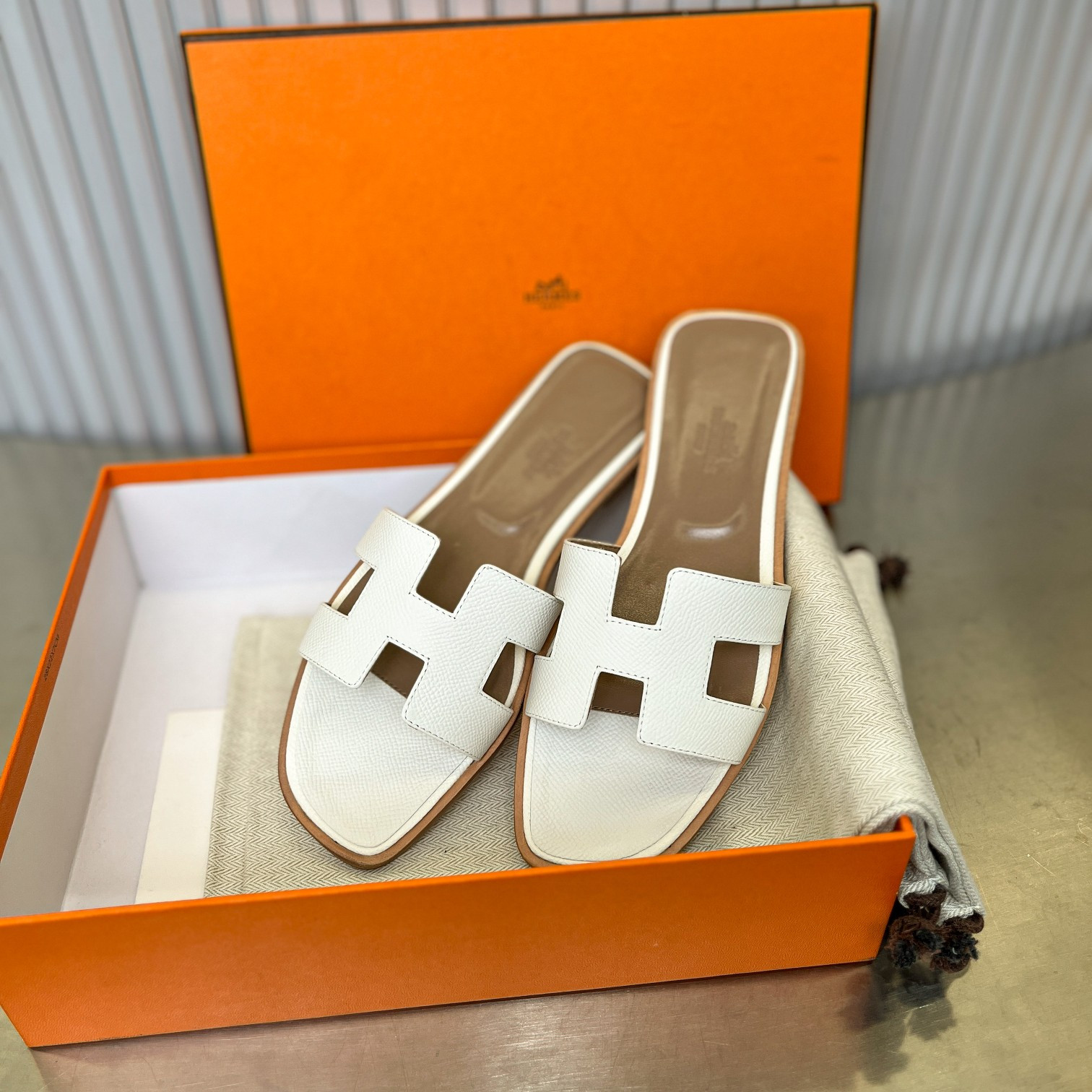 UA Hermès Oran sandal