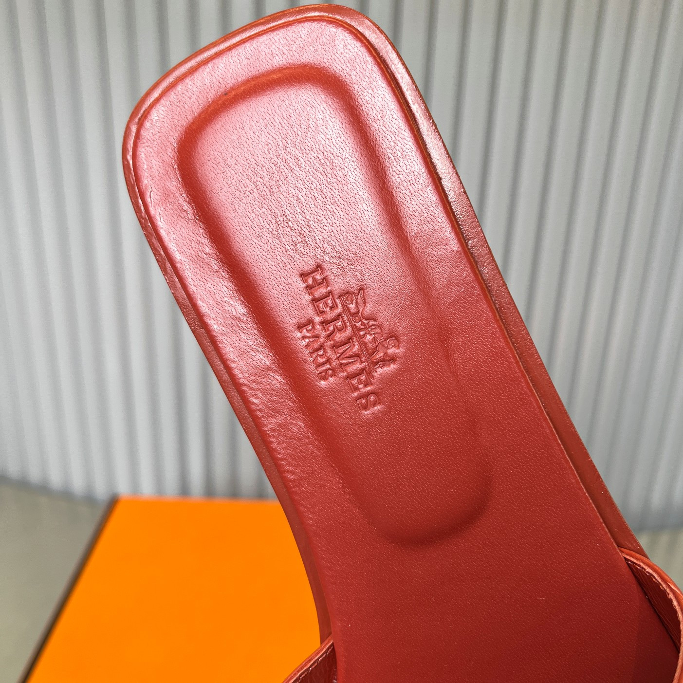 UA Hermès Oran sandal