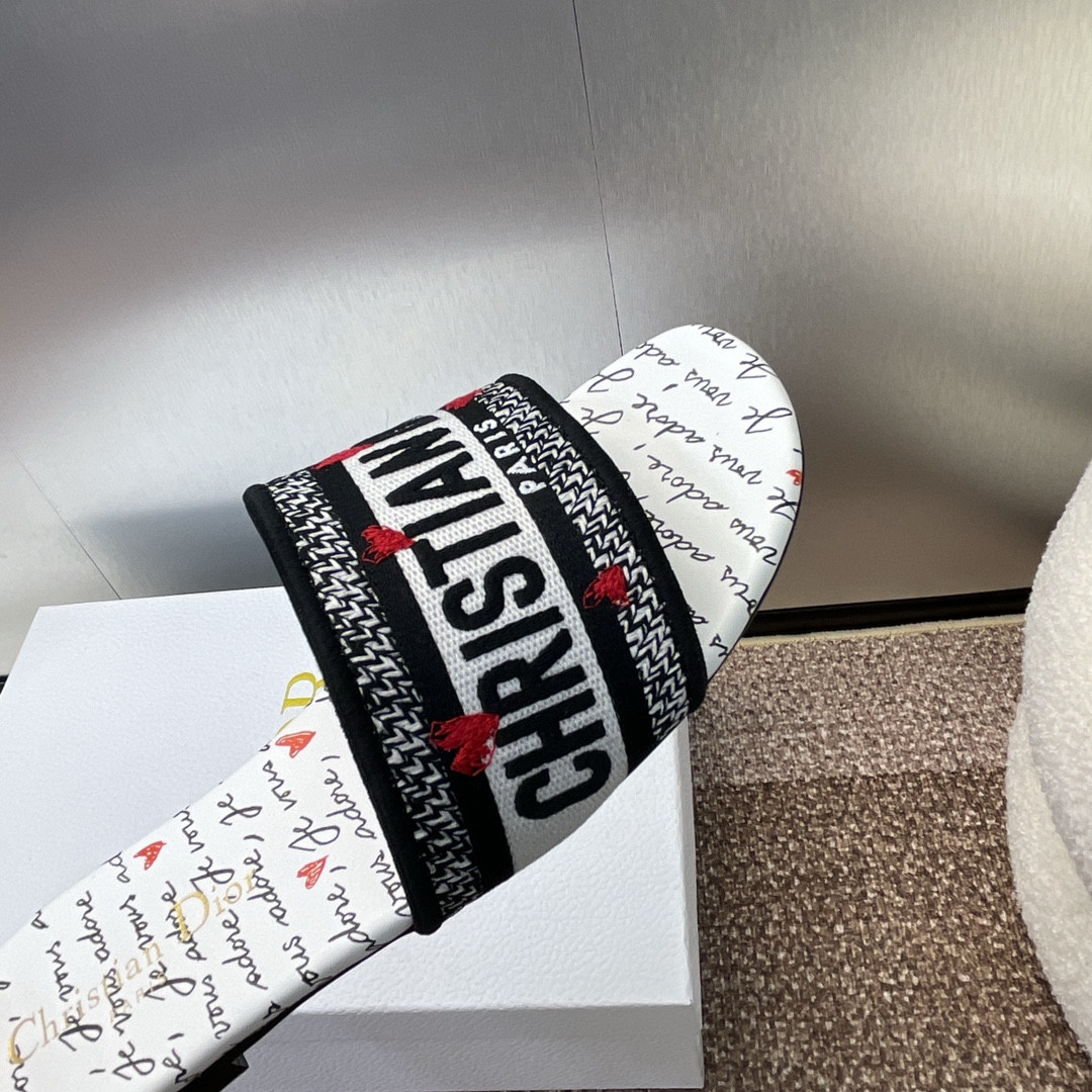 ua D*oramour dway slide