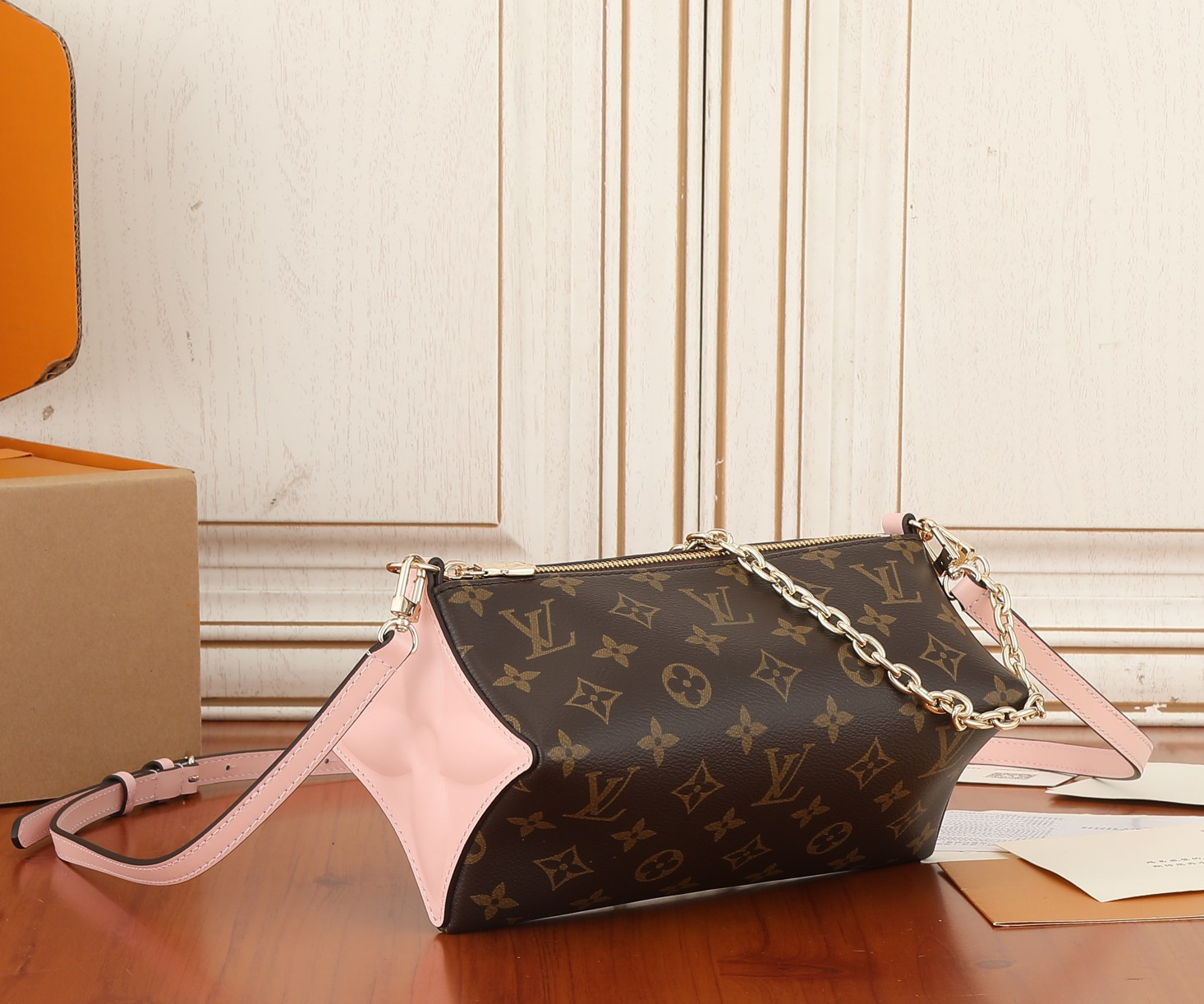 LV Bloom Pouch M11303 22.5x13x13CM