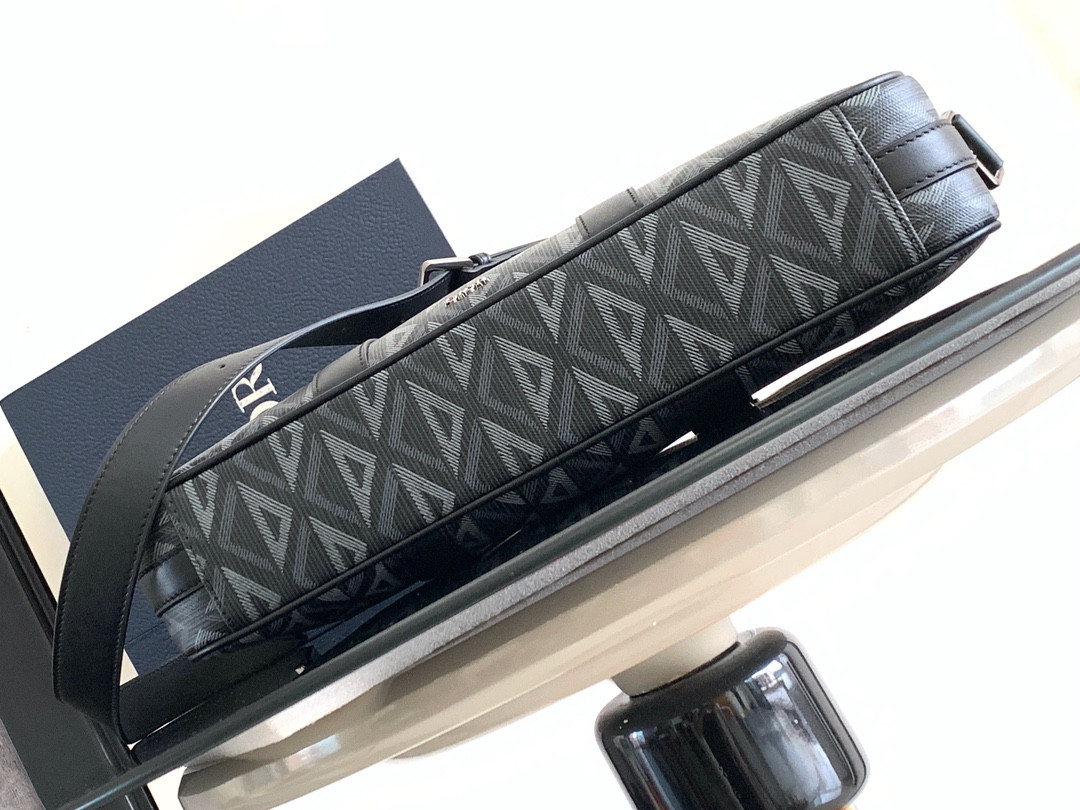 d*or zipped briefcase black cd Di*m*nd canvas and black grained calfskin  37 x 28 x 6 cm