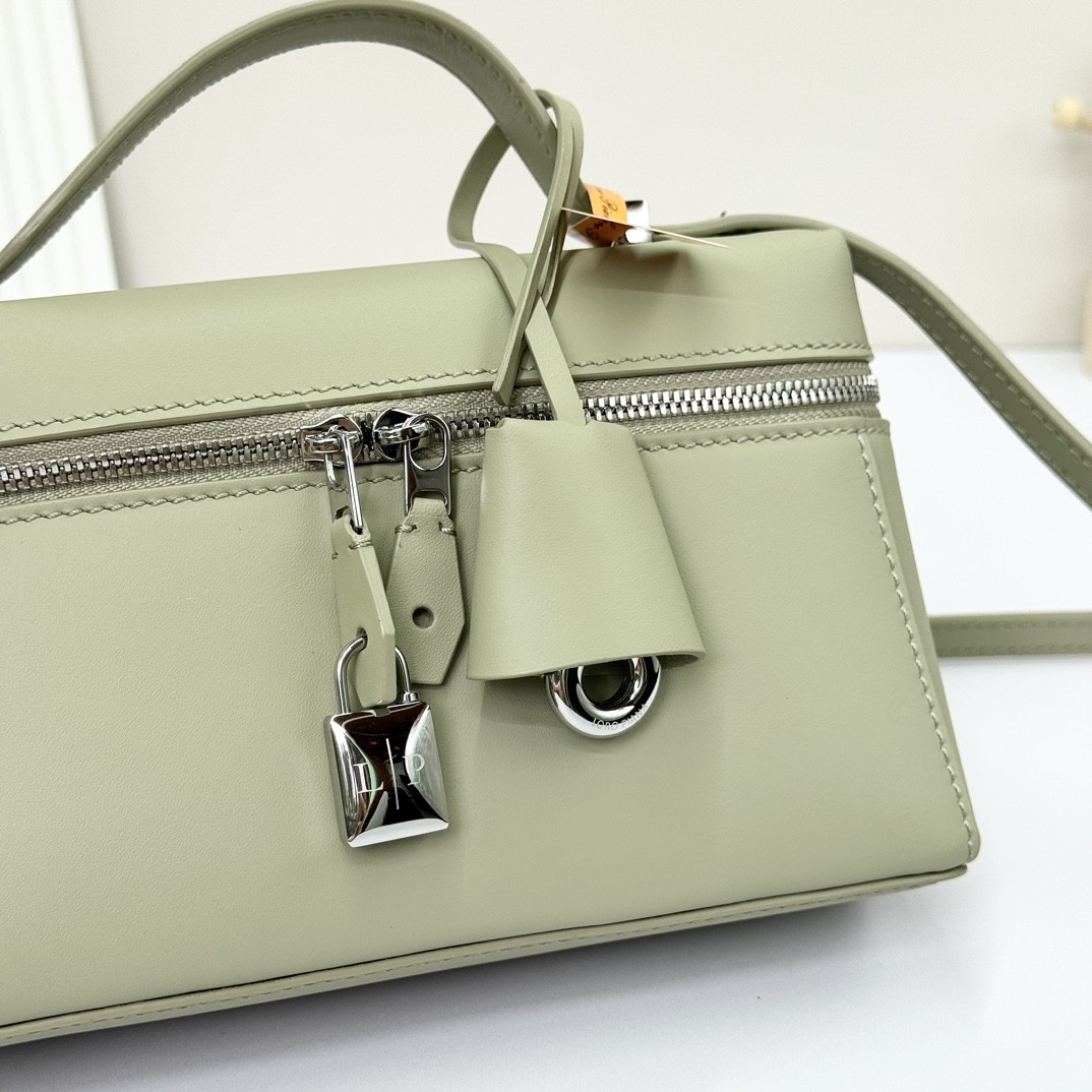 L**o p*ana extra pocket l19  smooth calfskin 11 x 19 x 6.5 cm