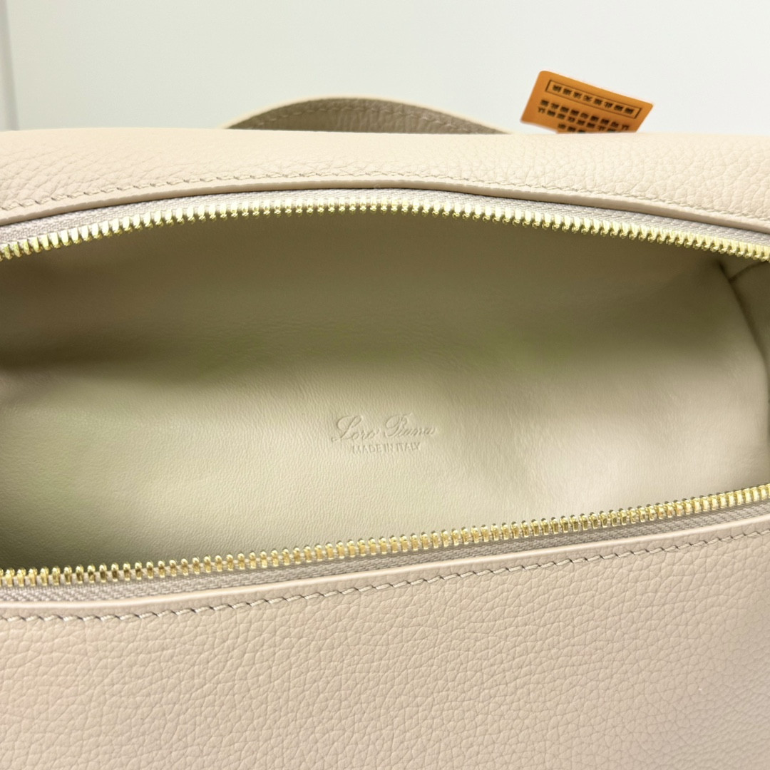 L**o p*ana extra pocket backpack l23.5 grained calfskin 23 x 21 x 8 cm