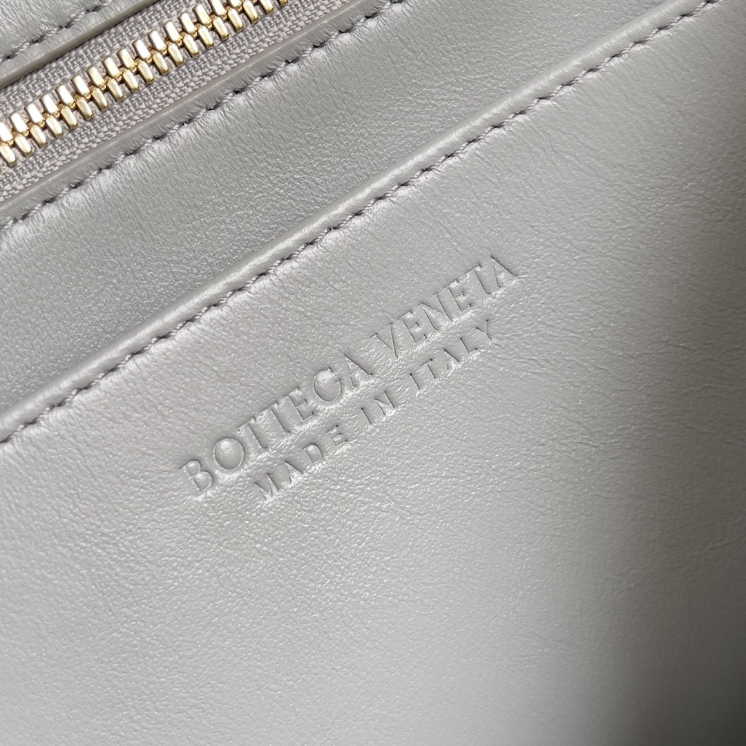 bo*te*ga Ve*ne*ta east-west andiamo 29x10x18cm