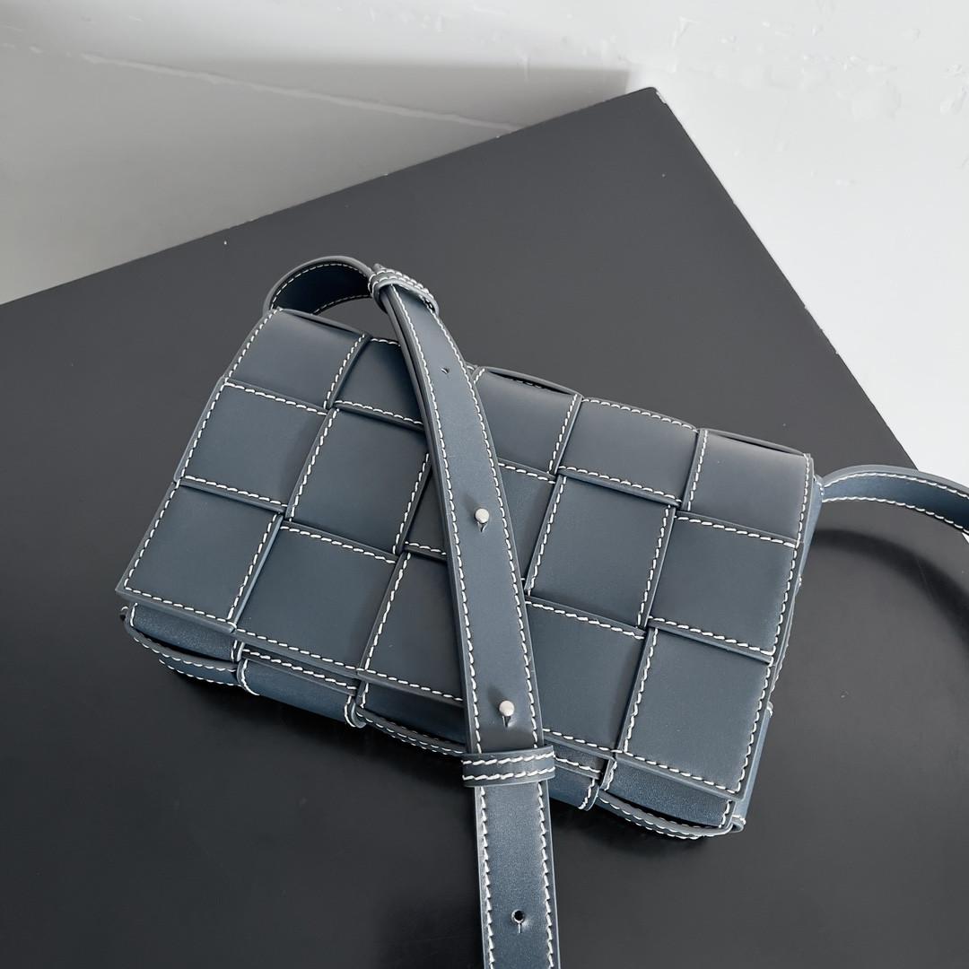 bo*te*ga Ve*ne*ta cassette 15x23x5cm