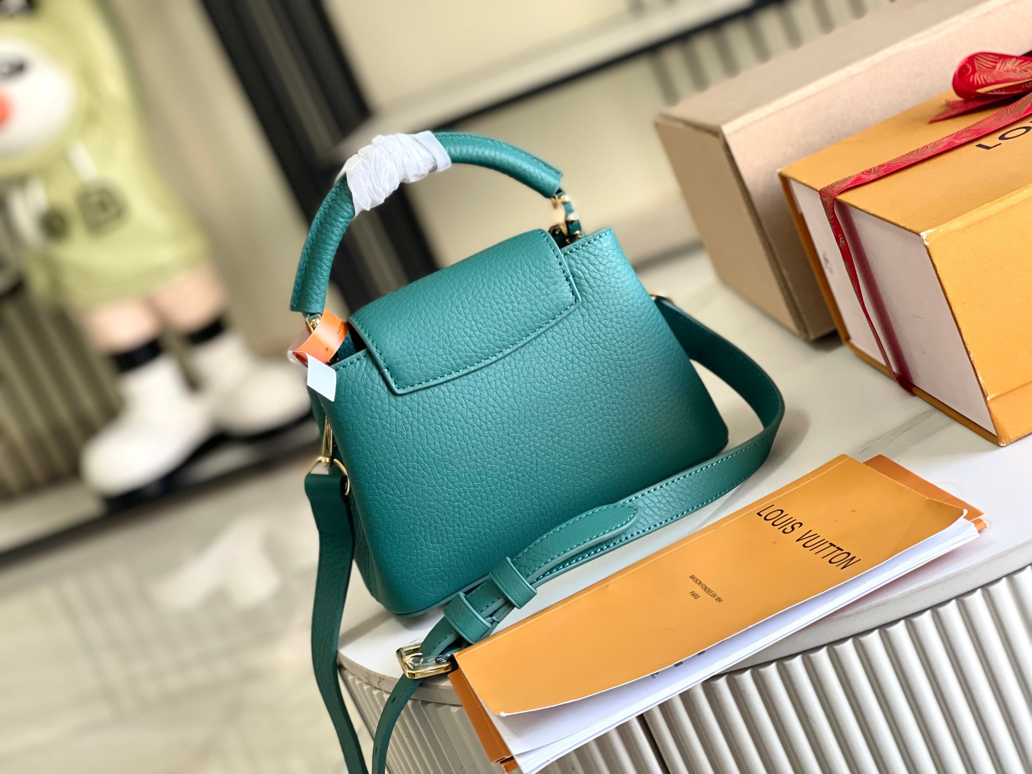 LV  Capucines Flower Crown M23766 Taurillon  21x14x8cm