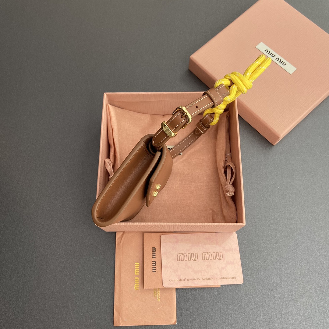Miu Miu Leather shoulder wallet 8.5x10.5x2cm