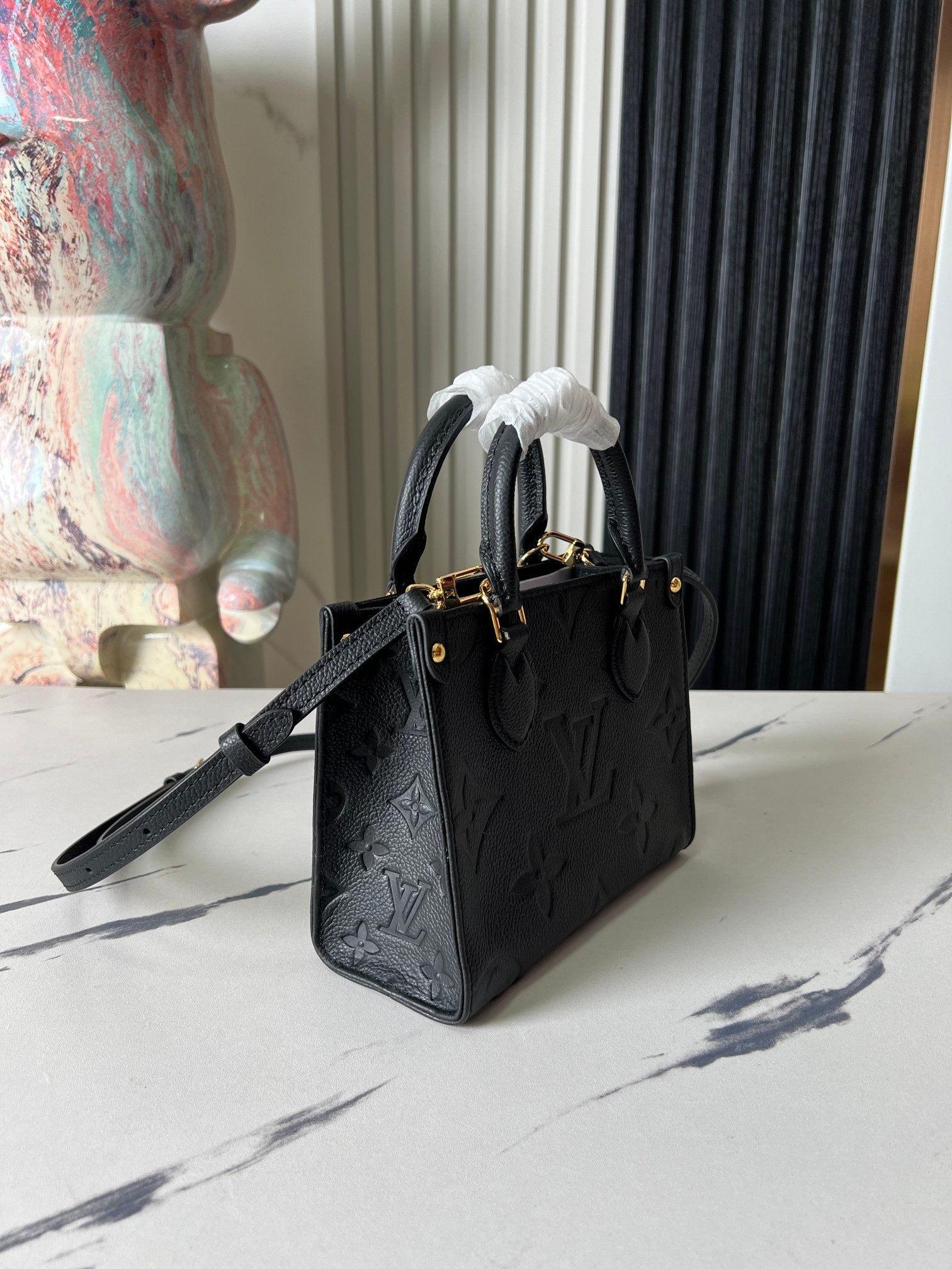 LV ON THE GO BB M46993 18 x15 8.5cm