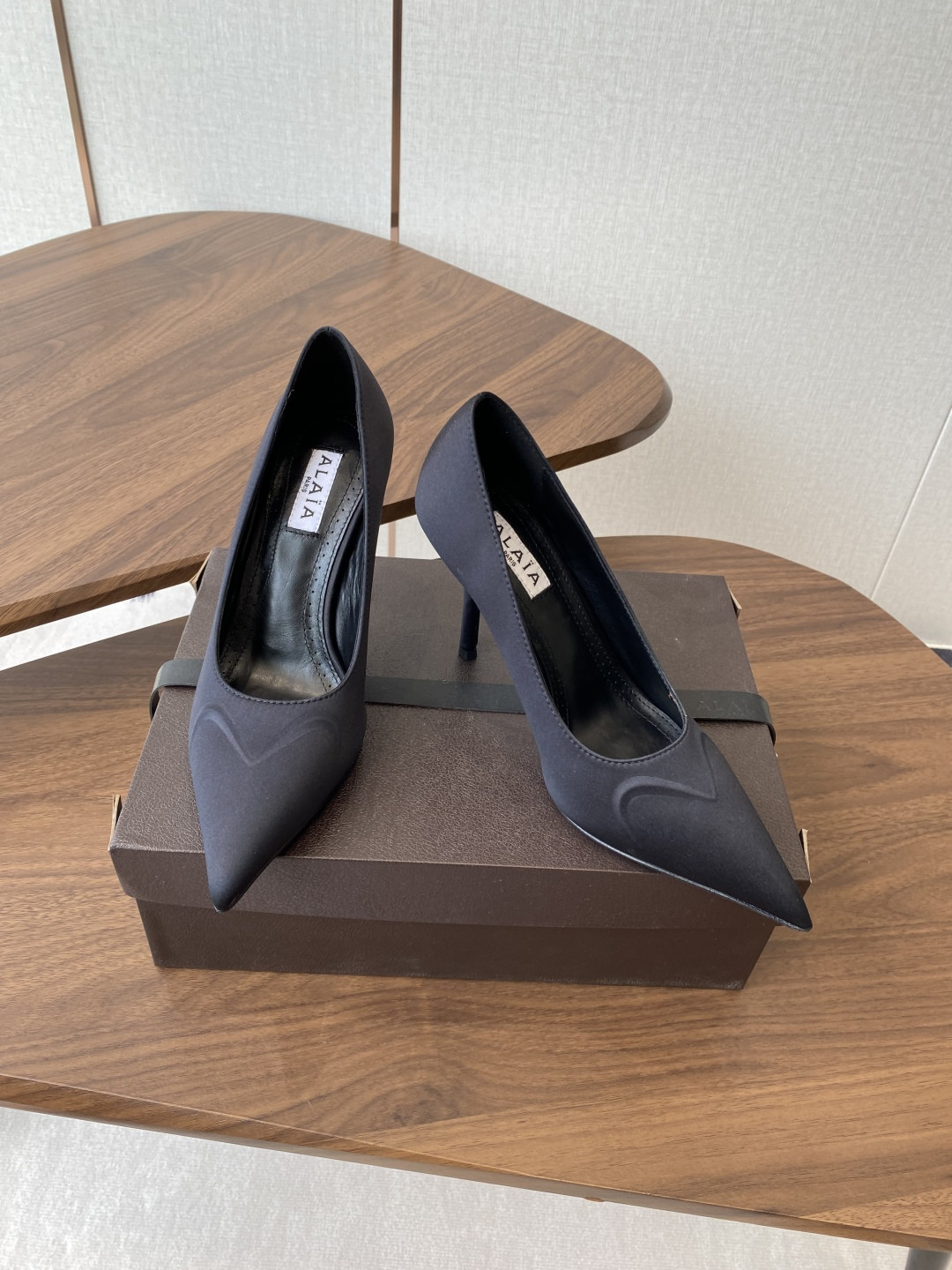 UA Alaia Pointy-Toe Pumps 9cm Heel(Customized Size 7-10 days production time)