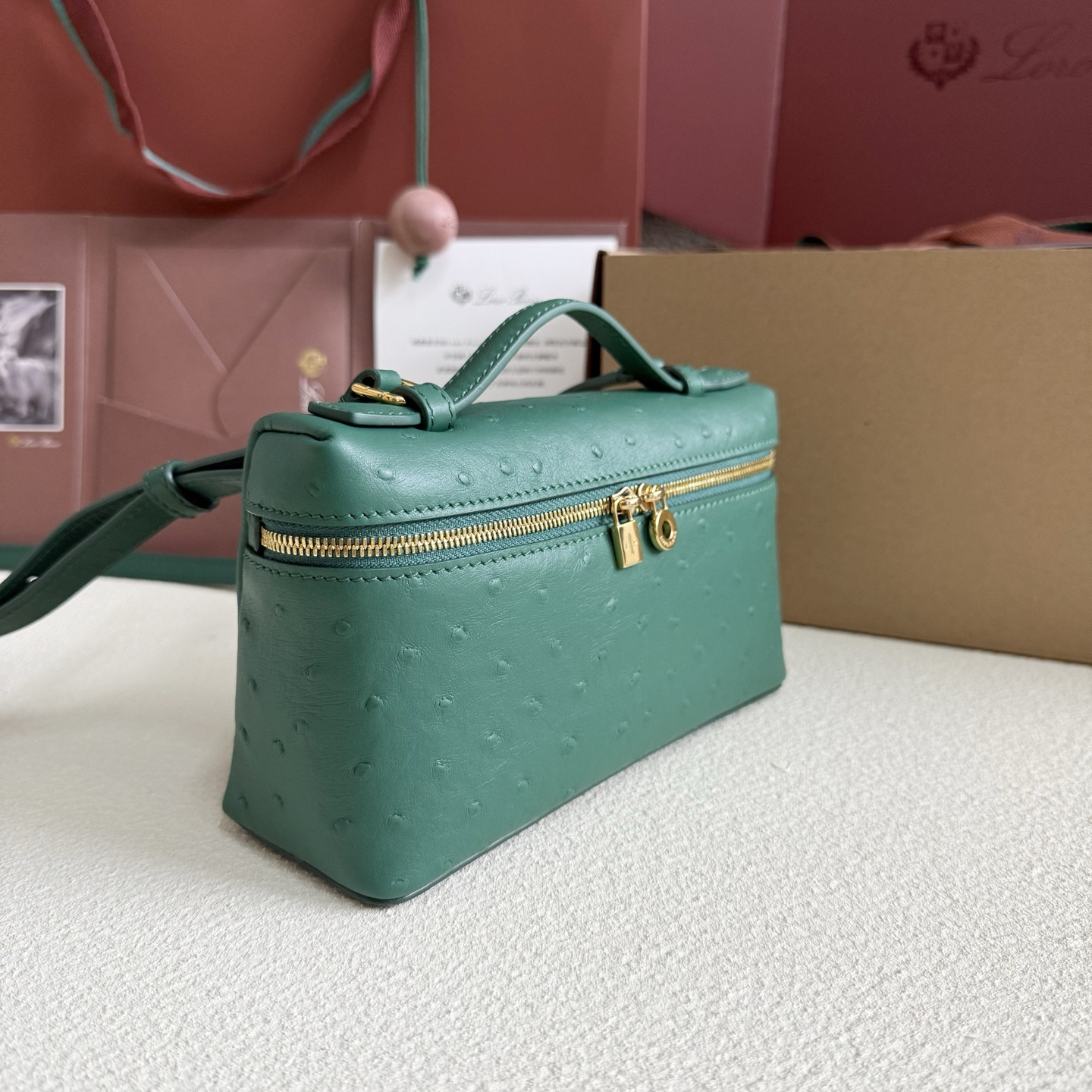 L**o p*ana extra pocket l19 ostrich-grained leather 11 x 19 x 6.5 cm