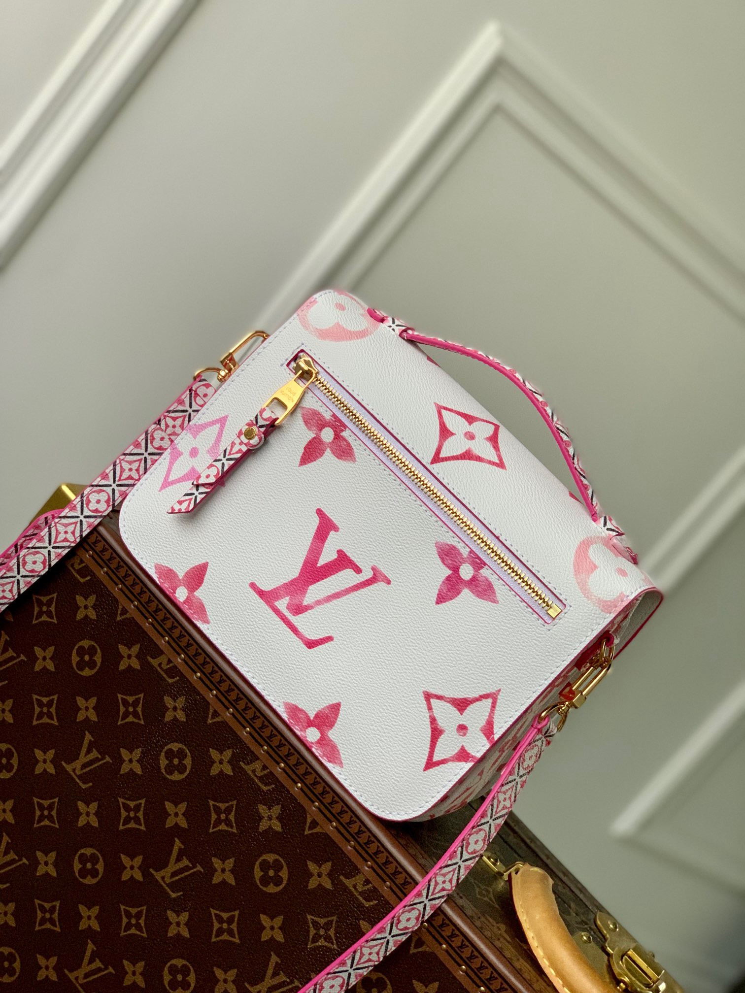 LV Pochette Metis MM M23055